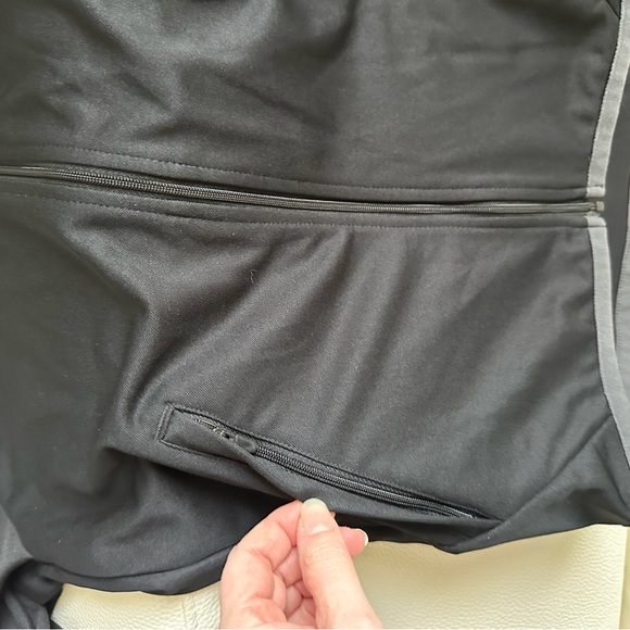 Kid’s Medium Black Nike jacket. Lightweight and full zip. Grey details - Picture 5 of 7